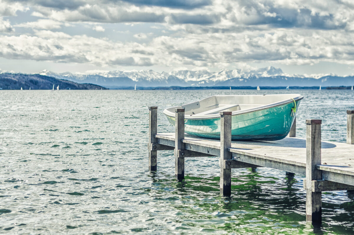 Türkises Boot auf Steg am Starnberger See