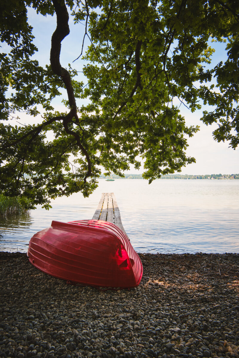 Rotes Boot am Seeufer